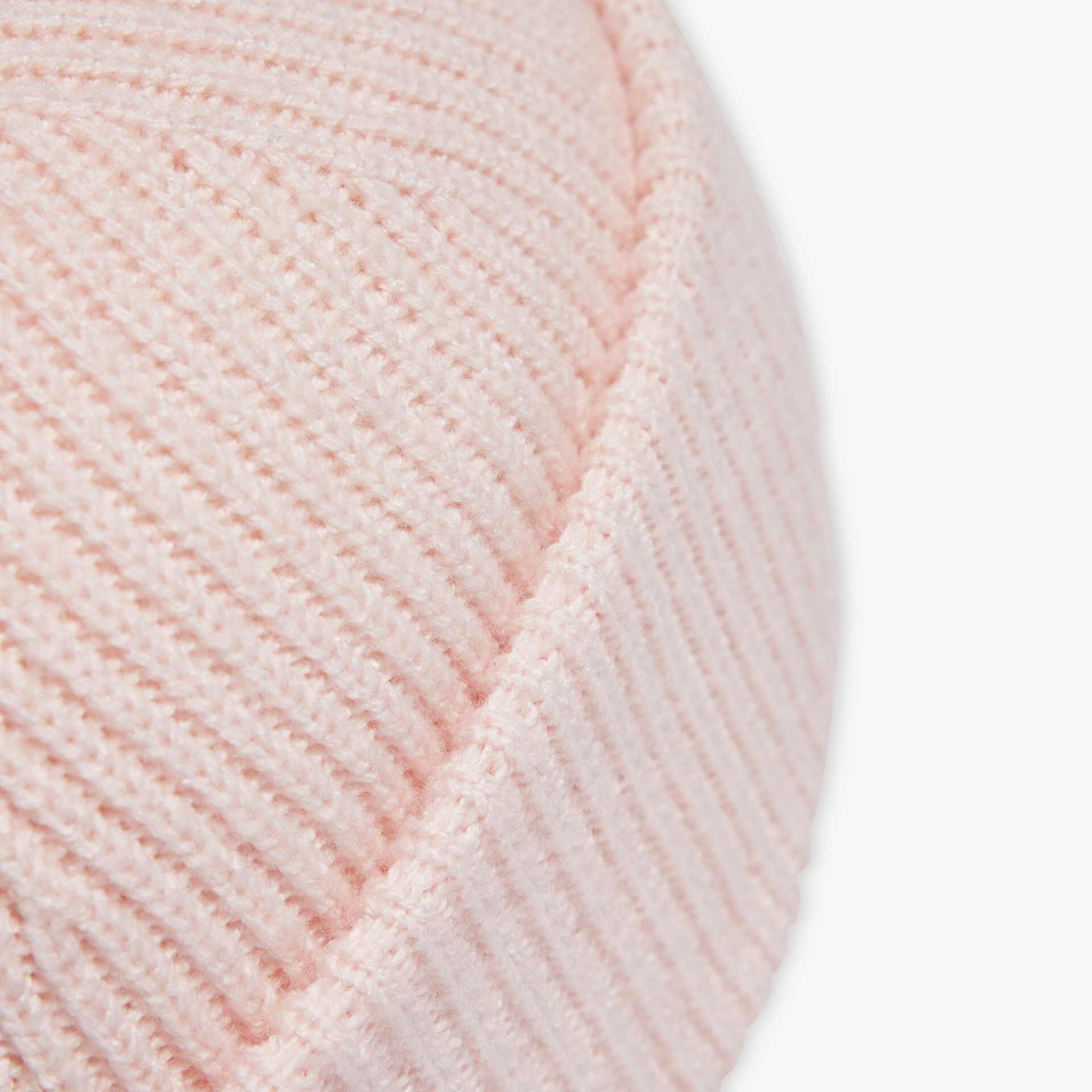 Kuschelige, stilvolle Strickmütze in zartem Rosa, ideal für kalte Tage. Weiche Textur für optimalen Komfort.