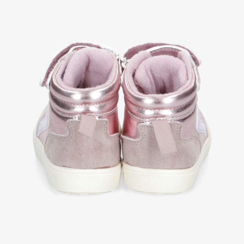 Stilvolle pinke High-Top-Sneaker in Metallic-Look, perfekt für einen modischen und bequemen Auftritt.
