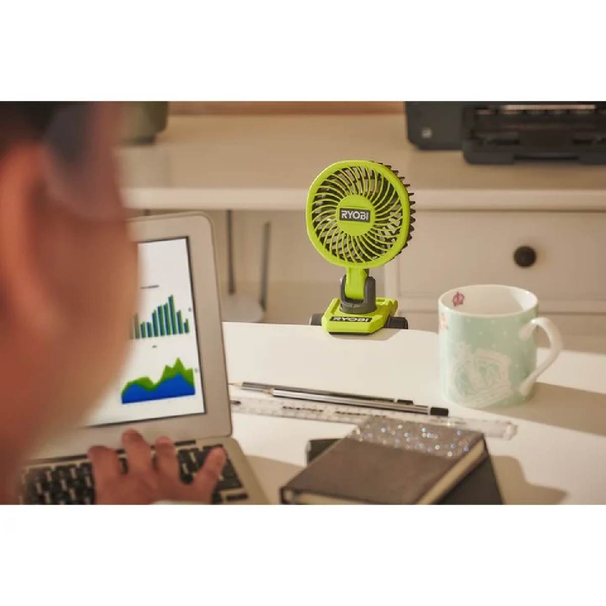 Ryobi Akku-Clip-Ventilator 4 V, Lüfter inkl 1x2,0 Ah Akku & USB-C Ladekabel, RCF4-120G Produktabbildung 2