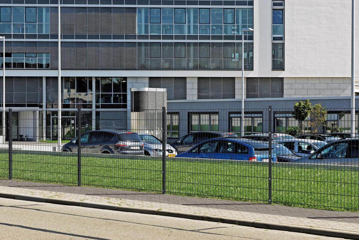 Alberts Komplettset Doppelstabmattenzaun Anthrazit, 2 m Matten, Höhe 200 cm, Länge 6 m Produktabbildung 5