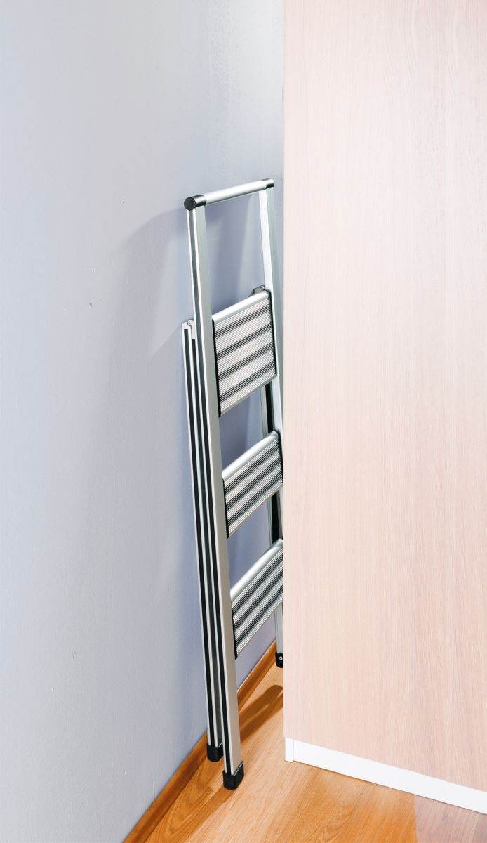 WENKO Alu-Design Klapptrittleiter 3-stufig, rutschfeste Haushaltsleiter, Sicherheitsleiter, Farbwahl Produktabbildung 9