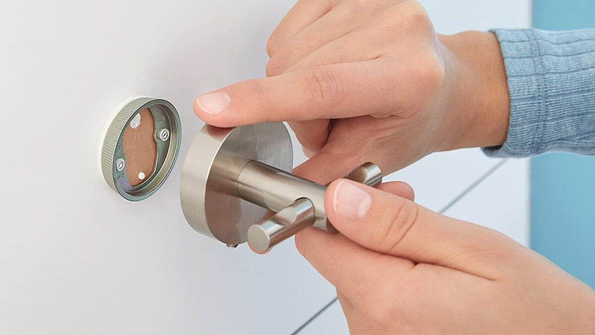 tesa MOON Garderobenhaken, Ohne Bohren, Belastbarkeit bis 6 Kg, inkl Klebelösung, Bademantelhaken Produktabbildung 4