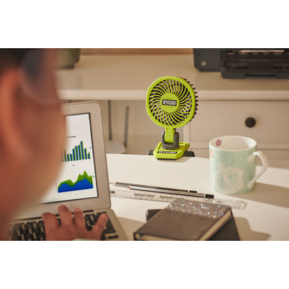 RYOBI 4 V USB Akku-Clip-Ventilator, 325° drehbar, Mini-Ventilator ohne Akku und Ladegerät Produktabbildung 2