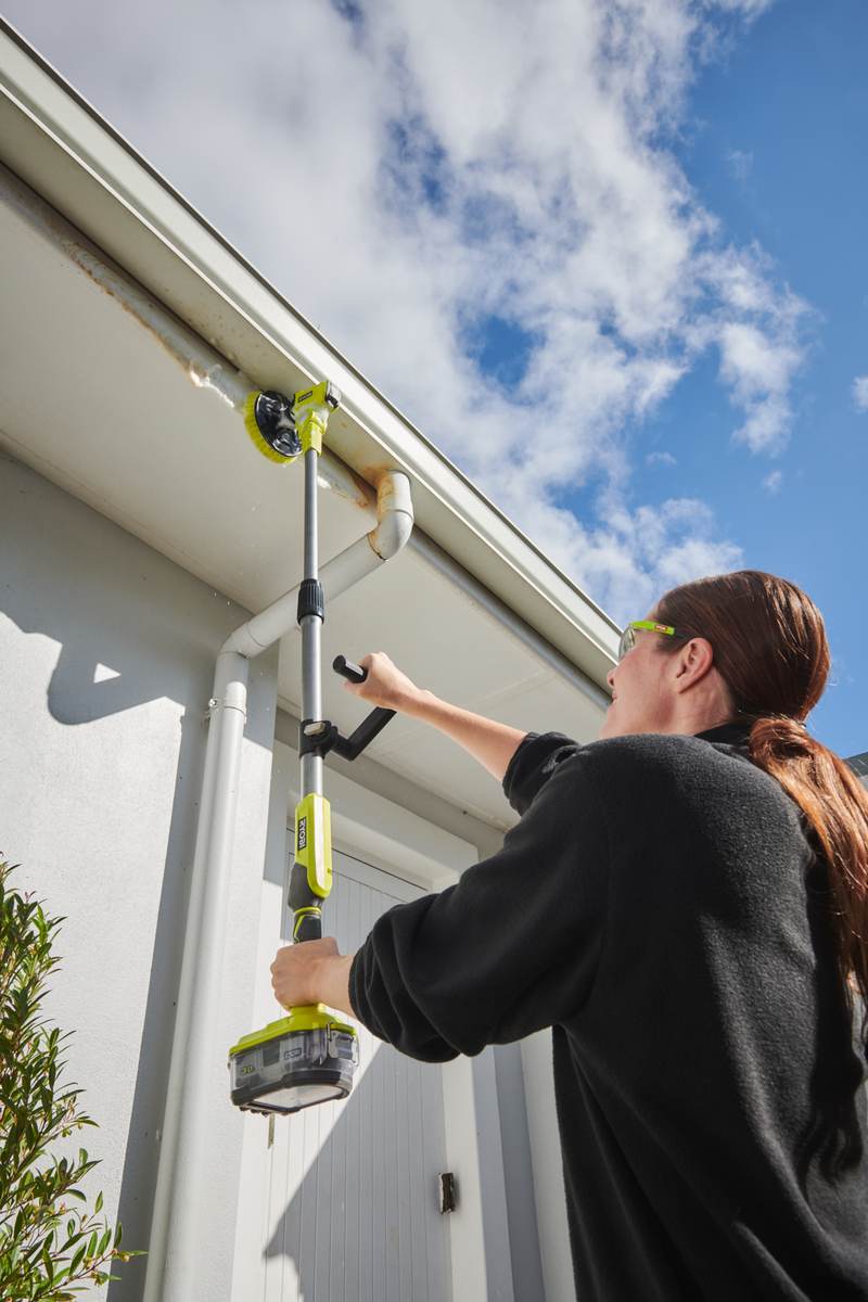 Ryobi Akku Reinigungsbürste ONE+ 18V, Ø 15 cm, teleskopierbar,  R18TPS-120G, mit Akku & Ladegerät Produktabbildung 3