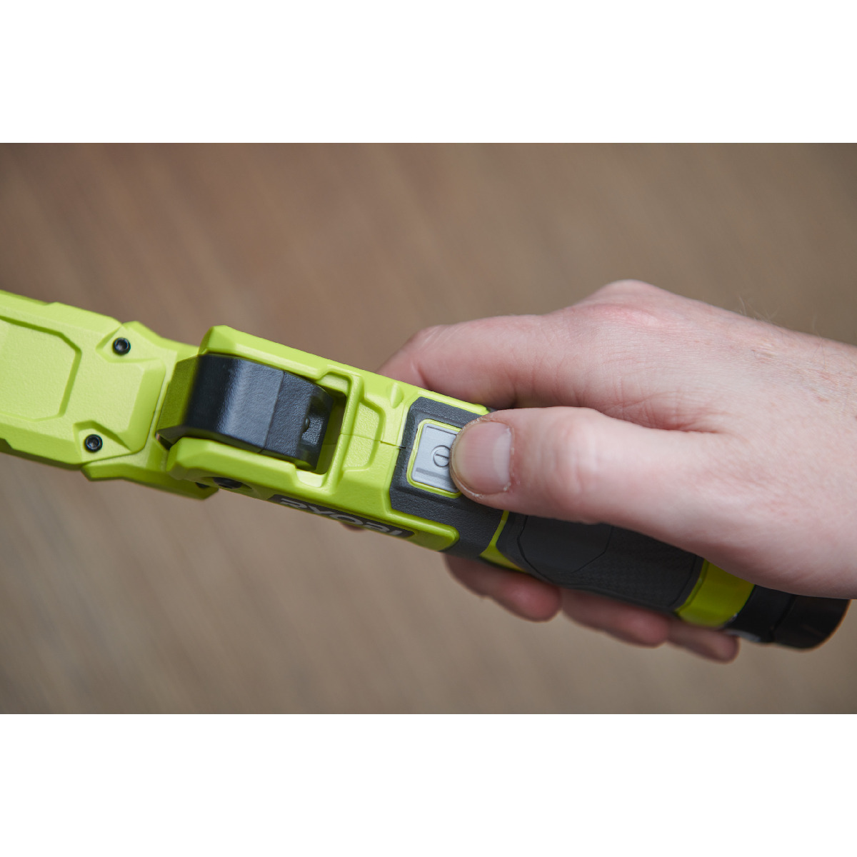 RYOBI 4 V USB Akku-Stableuchte, klappbar, 650 Lumen, inkl. 1 x 4 V 2,0 Ah Lithium Akku und Ladegerät  Produktabbildung 2
