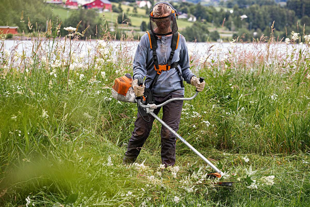 STIHL Benzin-Rasentrimmer FS 240 mit Dickichtmesser, Doppelschultergurt, Motorsense Produktabbildung 2