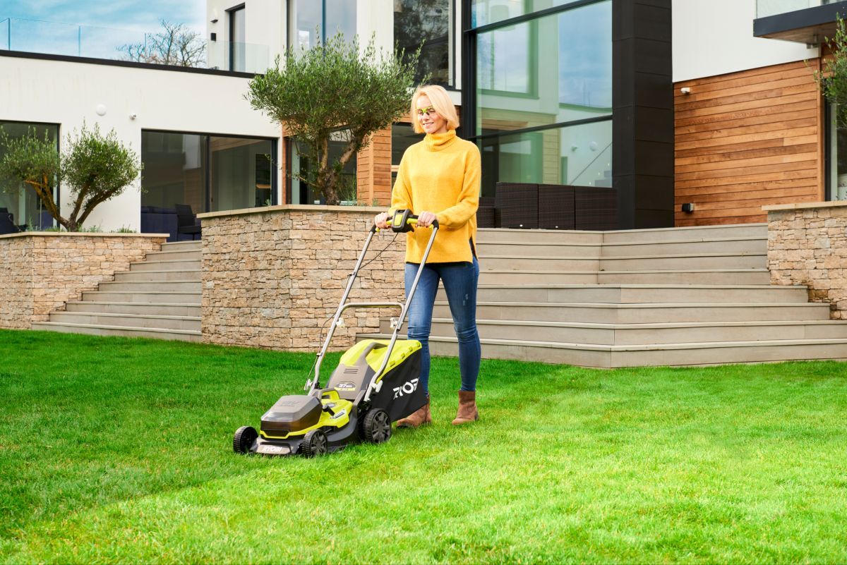 RYOBI RY18LMH37A-225, 18 V Hybrid-Akku-Rasenmäher mit 2 Akkus und Ladegerät, 37 cm Schnittbreite Produktabbildung 2
