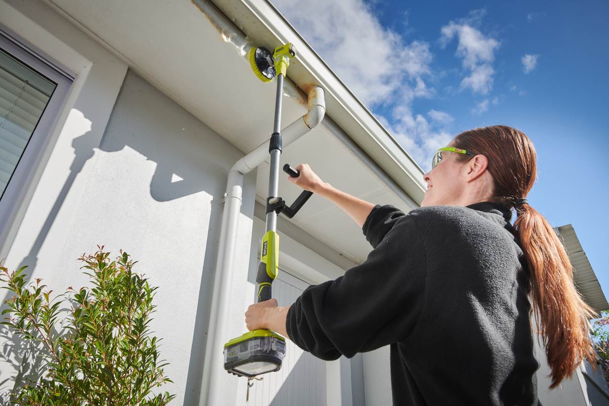 Ryobi Akku Reinigungsbürste ONE+ 18V, Ø 15 cm, teleskopierbar,  R18TPS-120G, mit Akku & Ladegerät Produktabbildung 7