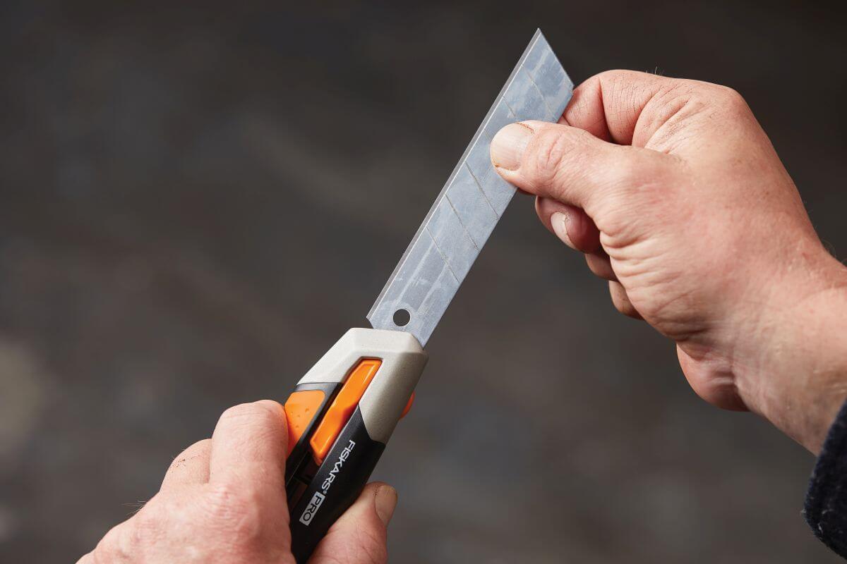 Fiskars CarbonMax Cuttermesser 25 mm | Allzweckmesser Universal Produktabbildung 3