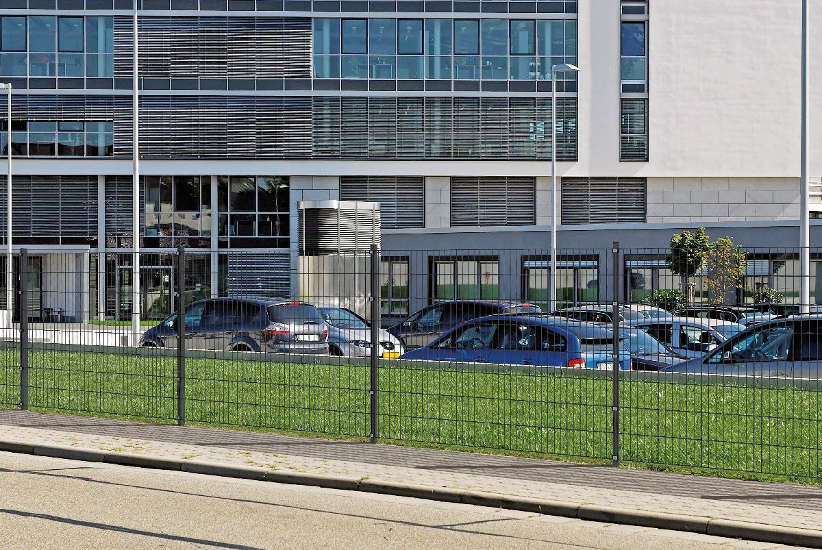Alberts Komplettset Doppelstabmattenzaun Anthrazit mit Riffelstahldolle, 2 m Matten, Höhe 80-120 cm Produktabbildung 3