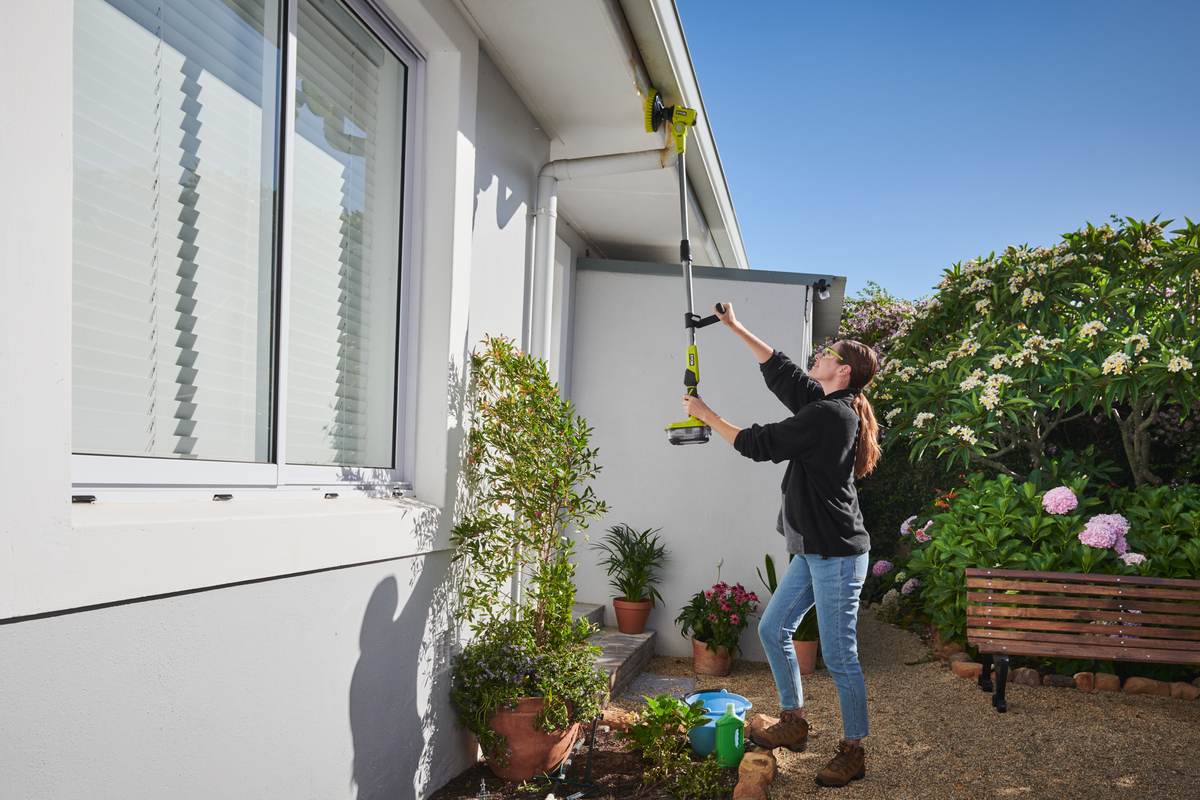 Ryobi Akku Reinigungsbürste ONE+ 18V, Ø 15 cm, teleskopierbar,  R18TPS-120G, mit Akku & Ladegerät Produktabbildung 9