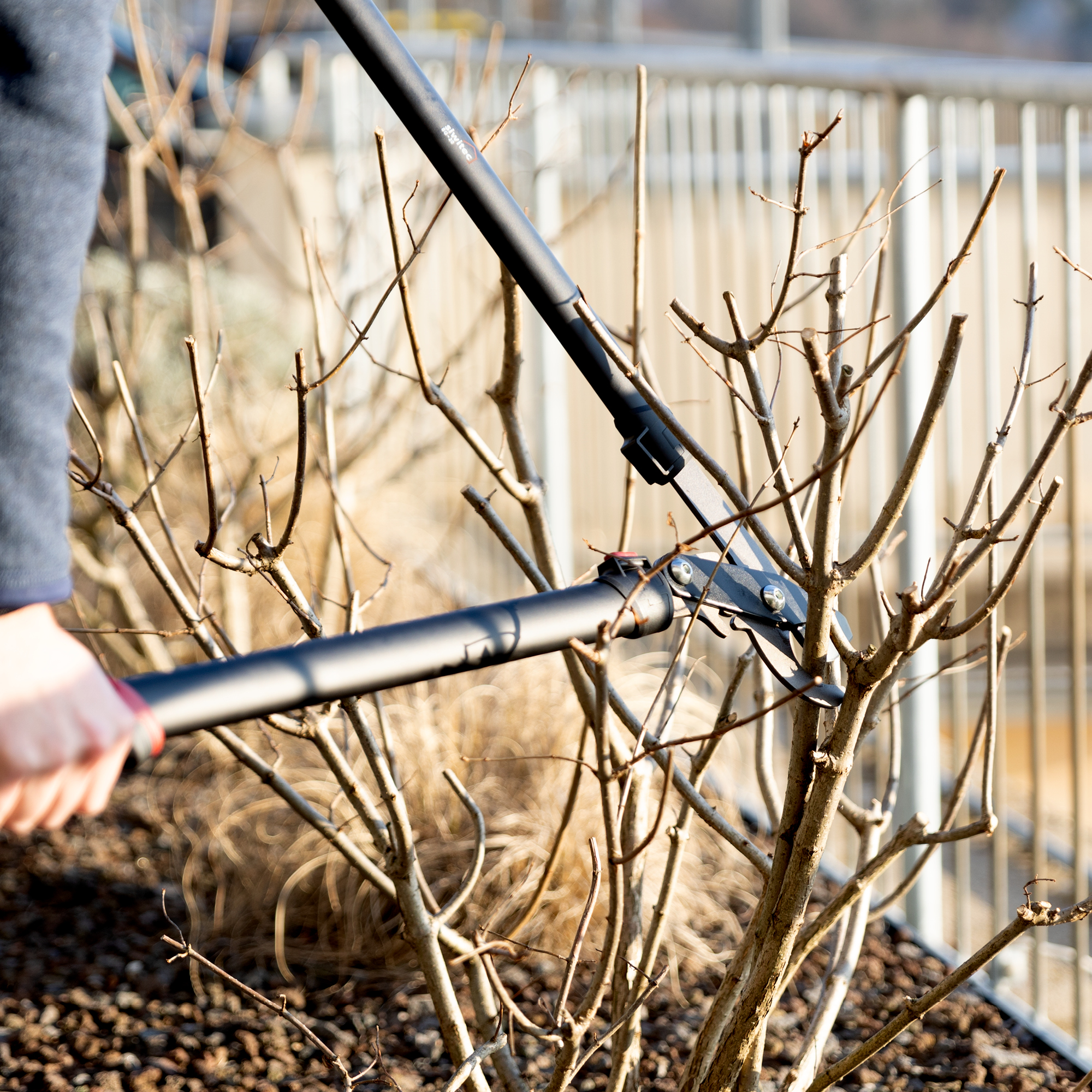 siwitec Amboss-Astschere SG-22 Jemand schneidet mit einer Amboss-Astschere einen Ast in einem Garten durch