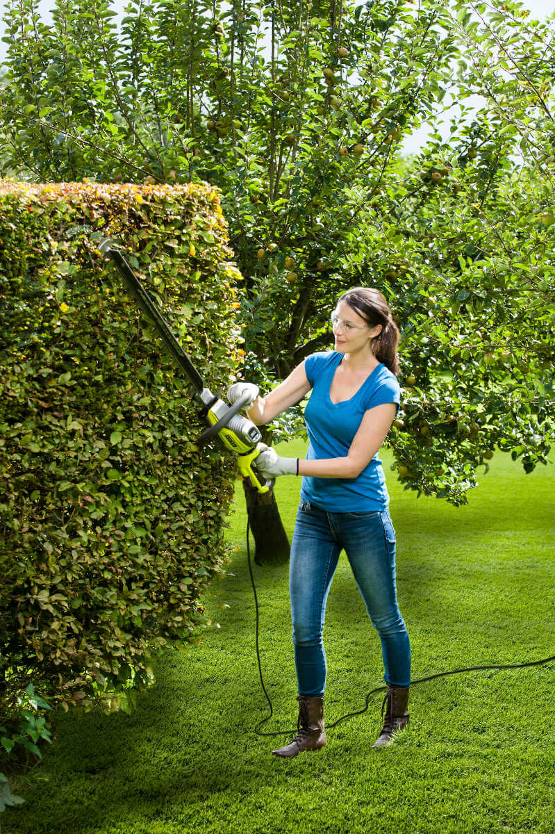 RYOBI RHT6760RL Elektro-Heckenschere 650 W + Messerschutzhülle + Schnittgutkehrer