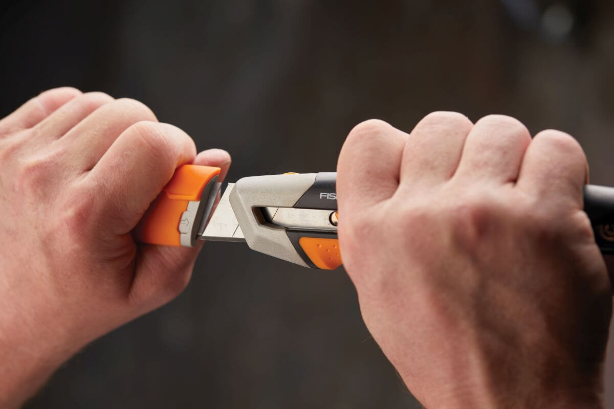 Fiskars CarbonMax Cuttermesser 25 mm | Allzweckmesser Universal Produktabbildung 4