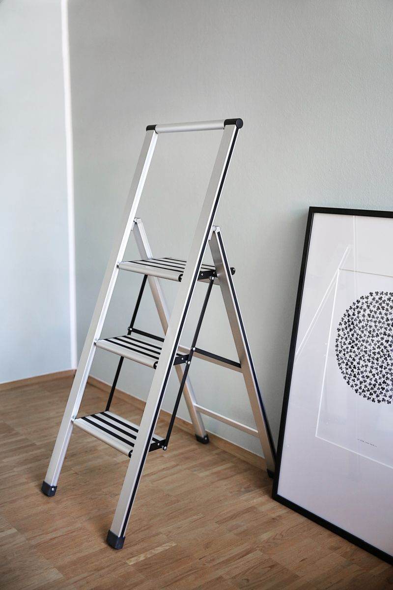 WENKO Alu-Design Klapptrittleiter 3-stufig, rutschfeste Haushaltsleiter, Sicherheitsleiter, Farbwahl Produktabbildung 10