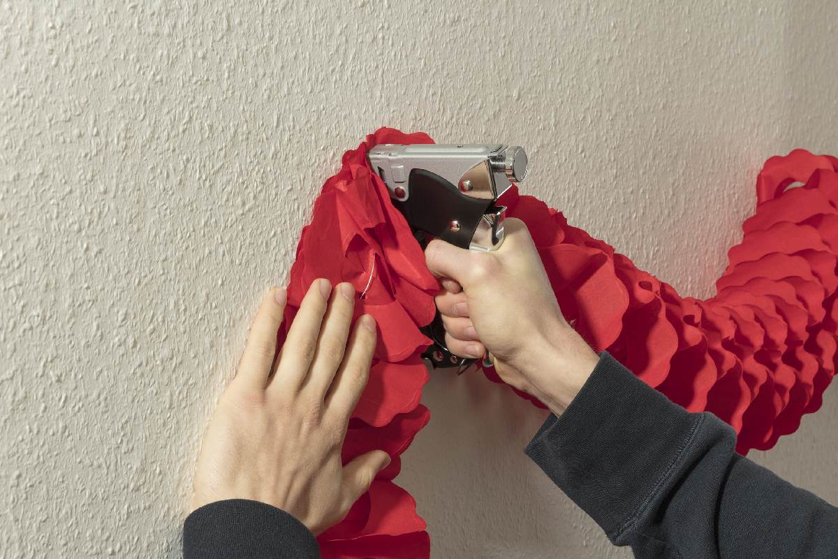 wolfcraft Handtacker Set tacocraft 7, mit 1000 Breitrückenklammern für Arbeiten im Haushalt Produktabbildung 4