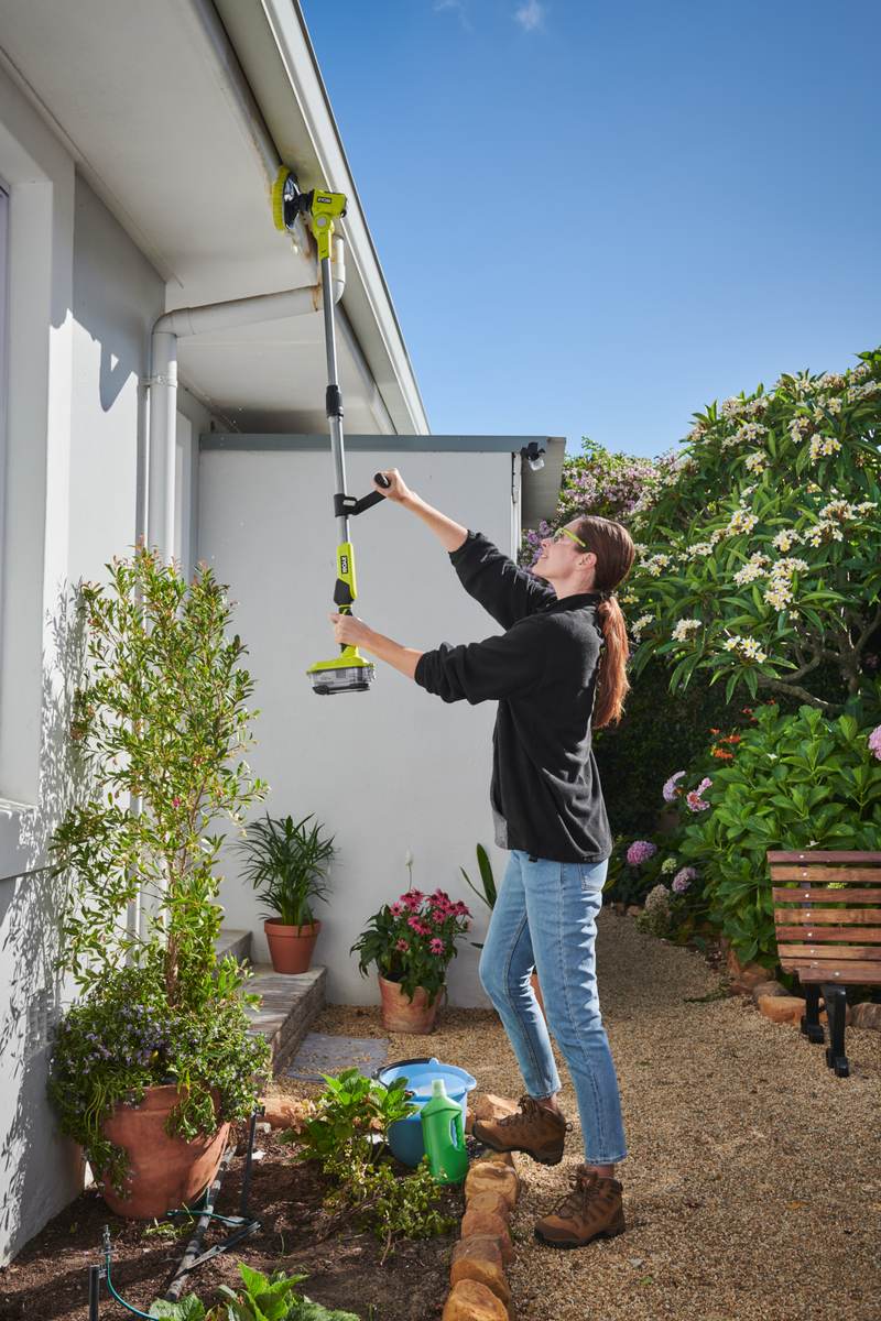 Ryobi Akku Reinigungsbürste ONE+ 18V, Ø 15 cm, teleskopierbar,  R18TPS-120G, mit Akku & Ladegerät Produktabbildung 4